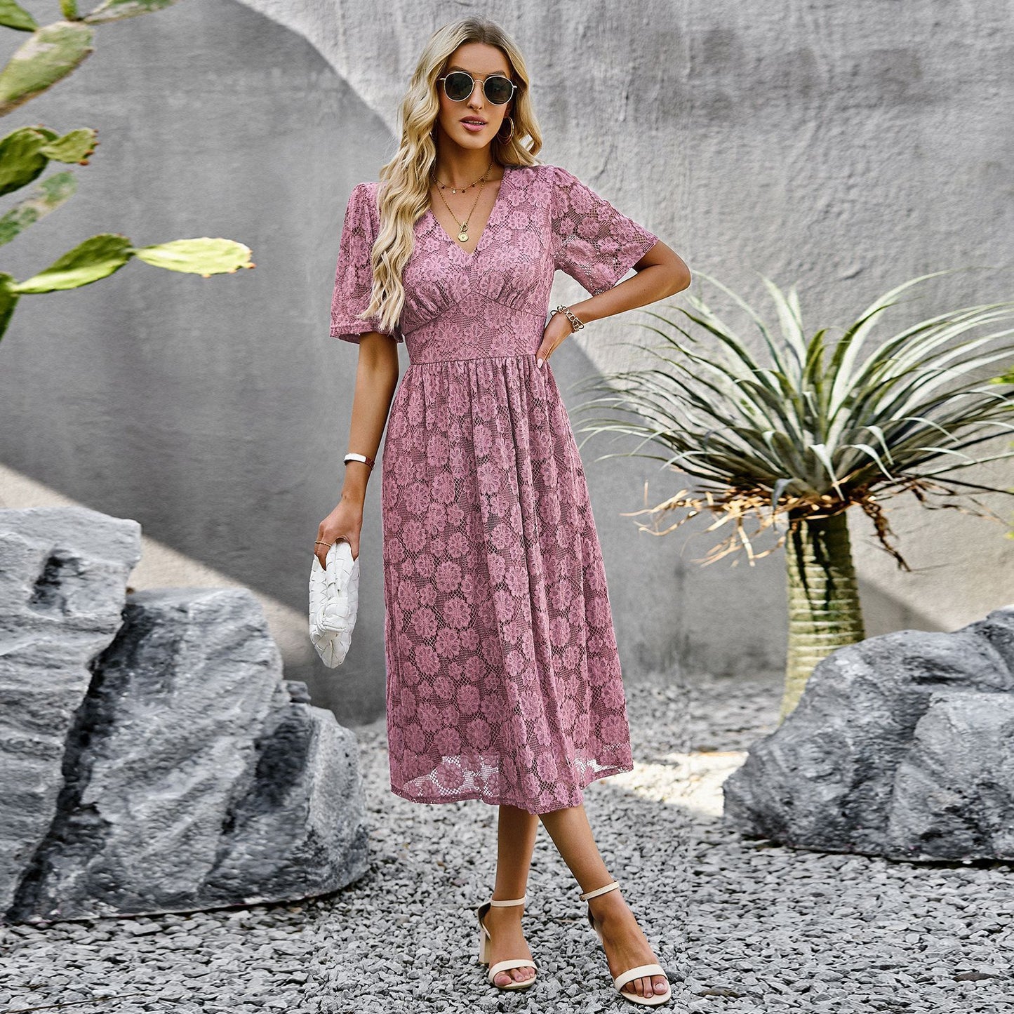 European and American style lace dress with elegant waist and v-neck