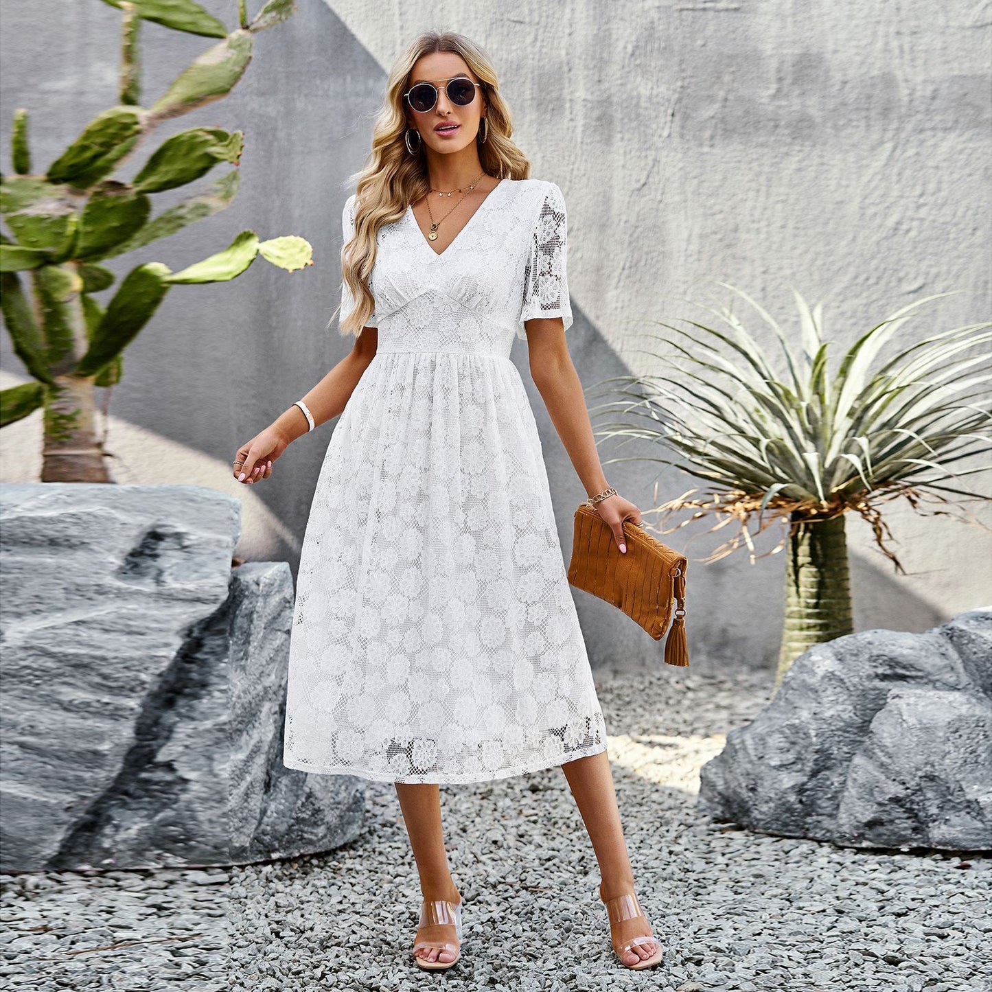 European and American style lace dress with elegant waist and v-neck