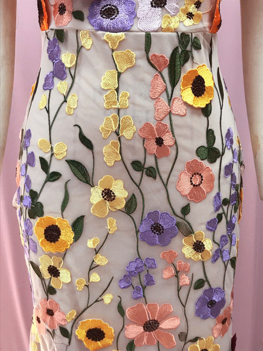 Women's Round Neck Embroidered Three-dimensional Flower Mid-length Dress